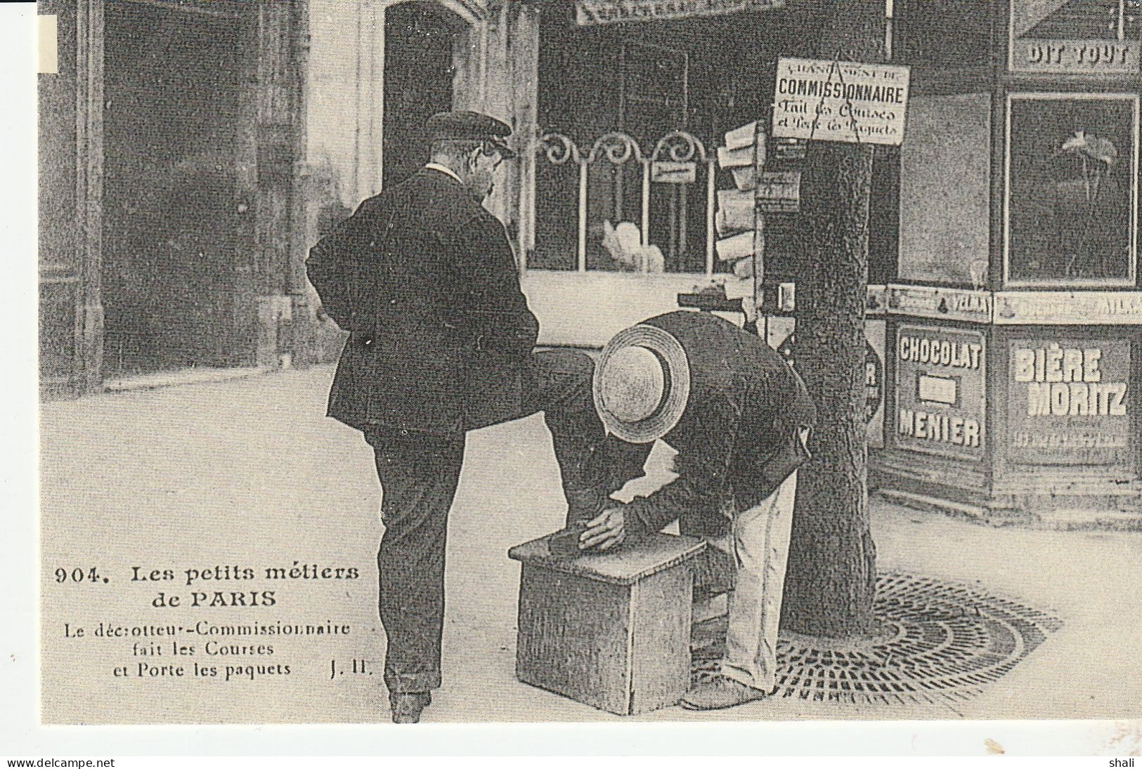 COPIE DE CARTE POSTALE ANCIENNE LE DECROTTEUR COMMISIONNAIRE FAIT LES COURSES ET PORTE LES PAQUETS - Straßenhandel Und Kleingewerbe