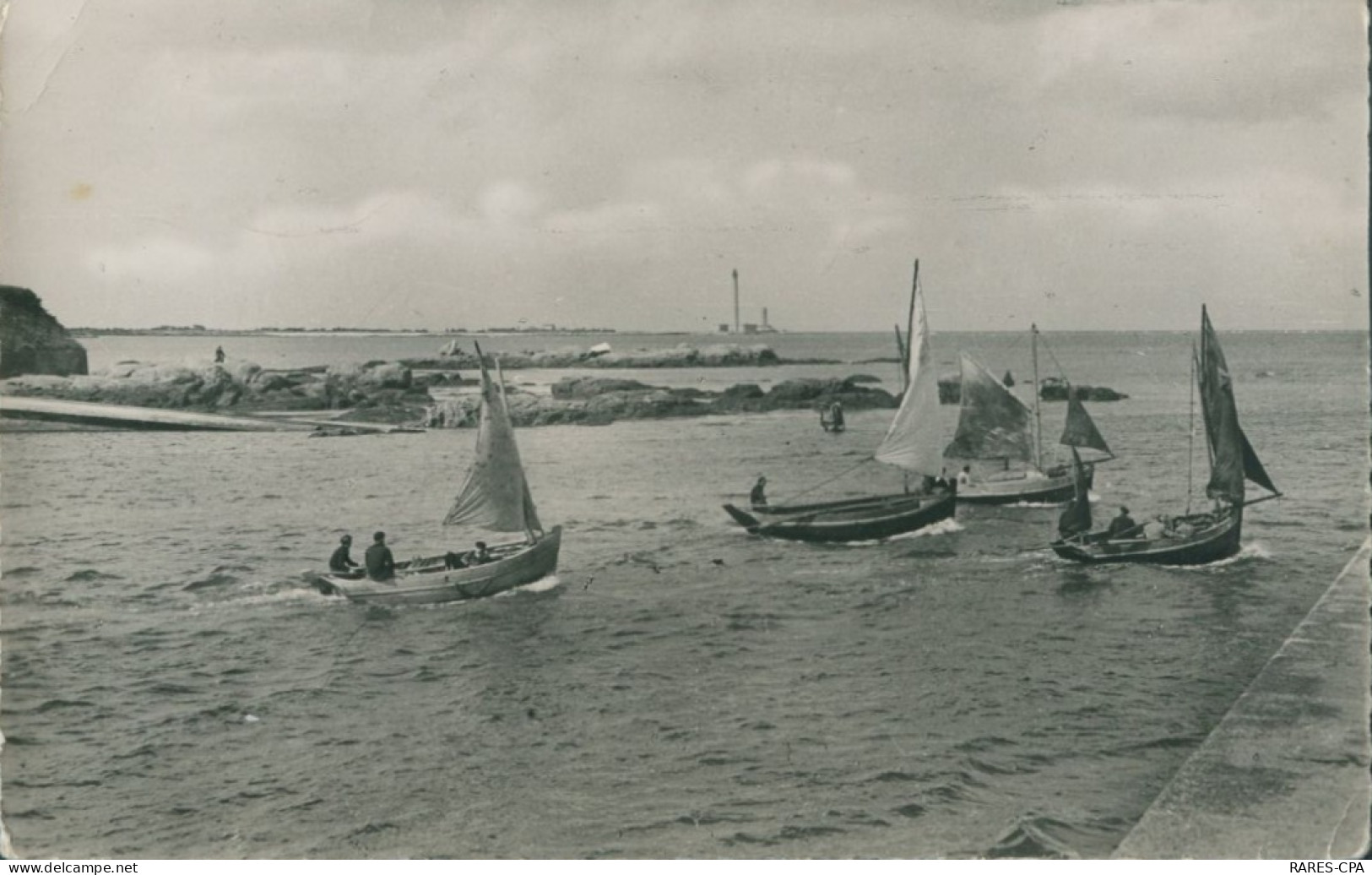 50 BARFLEUR - CPSM - Barques Peche Au Dernier Plan Le Phare De Gatteville  - TB - Barfleur