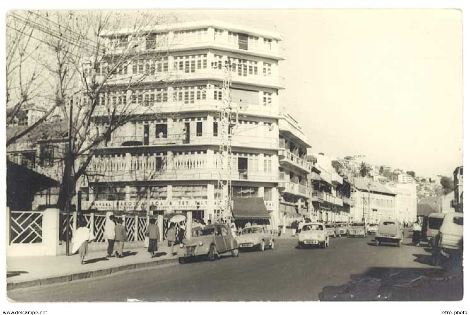 Cpsm Madagascar - Tananarive - Avenue De La Réunion ( Automobiles Citroën 2 CV, Renault Dauphine ) état - Madagascar