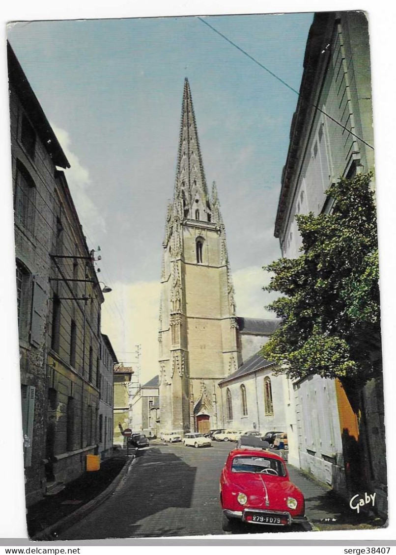 Niort - Renault Dauphine Devant La Cathédrale - N°49  # 1-24/26 - Niort