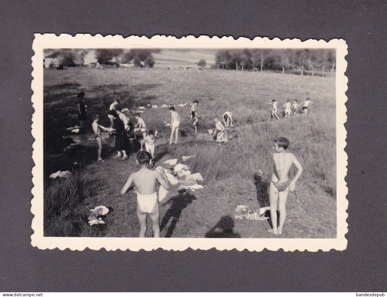 Photo Originale Vintage Snapshot Scoutisme Grand Lavage Du Samedi Au Ruisseau Scout Louveteaux  (52974) - Autres & Non Classés