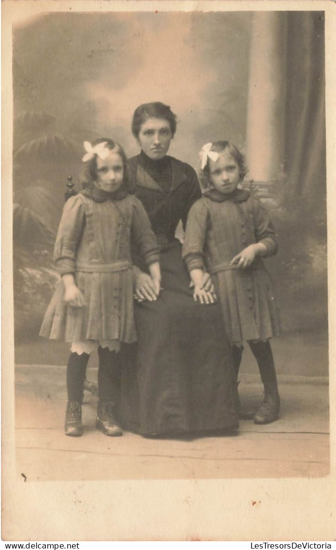 ENFANTS - Deux Sœurs Avec Leur Mère - Carte Postale Ancienne - Gruppi Di Bambini & Famiglie