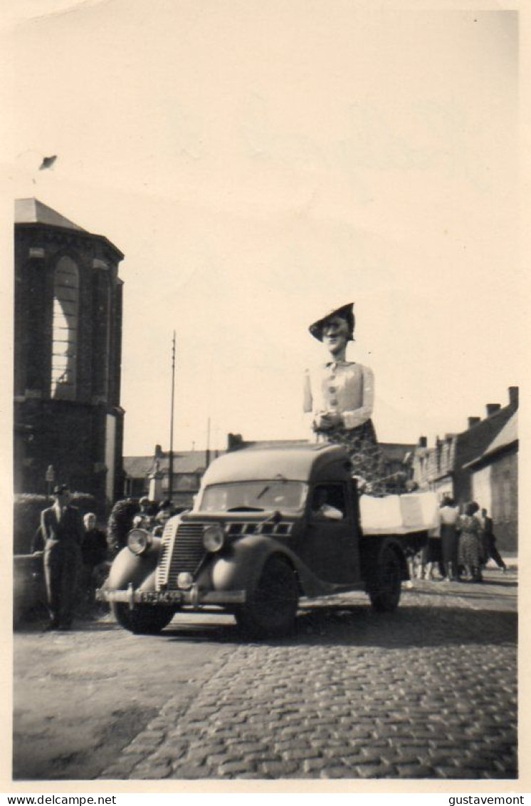 Photo St Jans-Cappel Reuze Maman Derrière Camionnette Ancienne (Renault ?) écrit Au Dos 1949 Ou 1950 - Cars