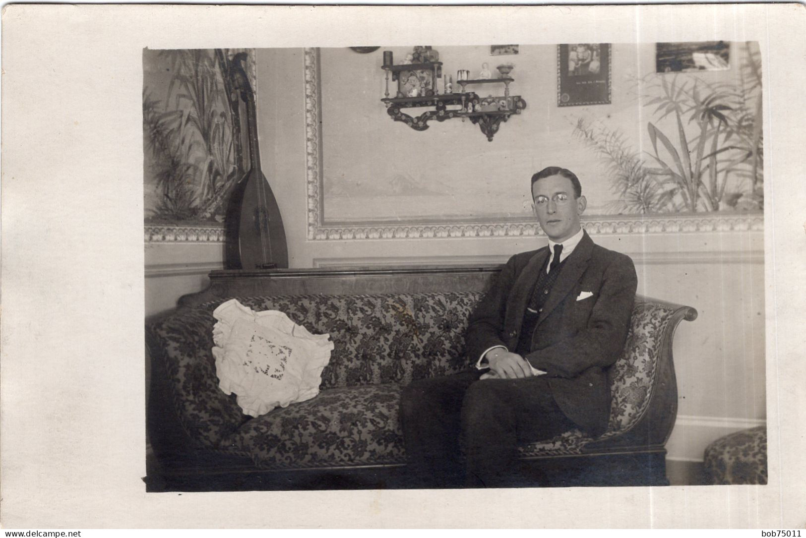 Carte Photo D'un Homme élégant Posant Assis Sur Sont Sofa Dans Sa Maison En 1922 - Anonymous Persons