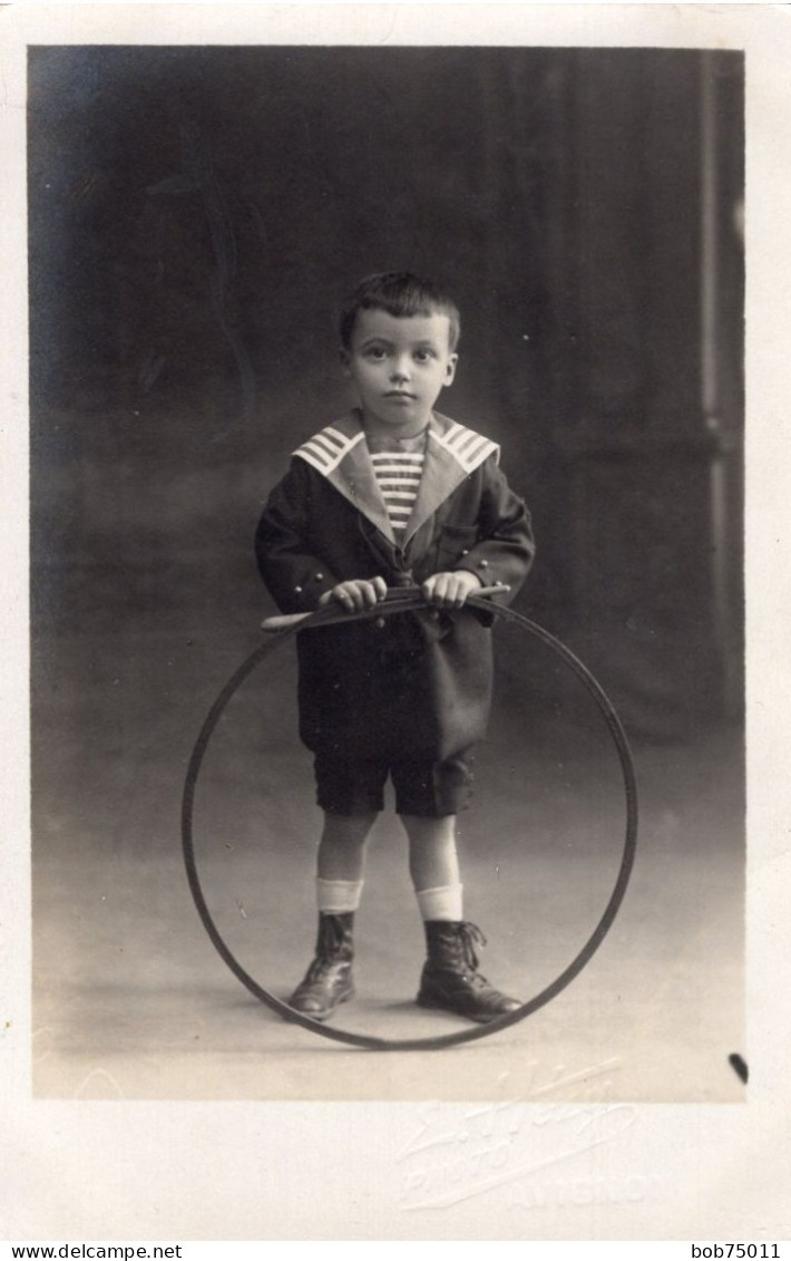 Carte Photo D'un Petit Garcon élégant Avec Sont Cerceau Posant Dans Un Studio Photo - Anonieme Personen