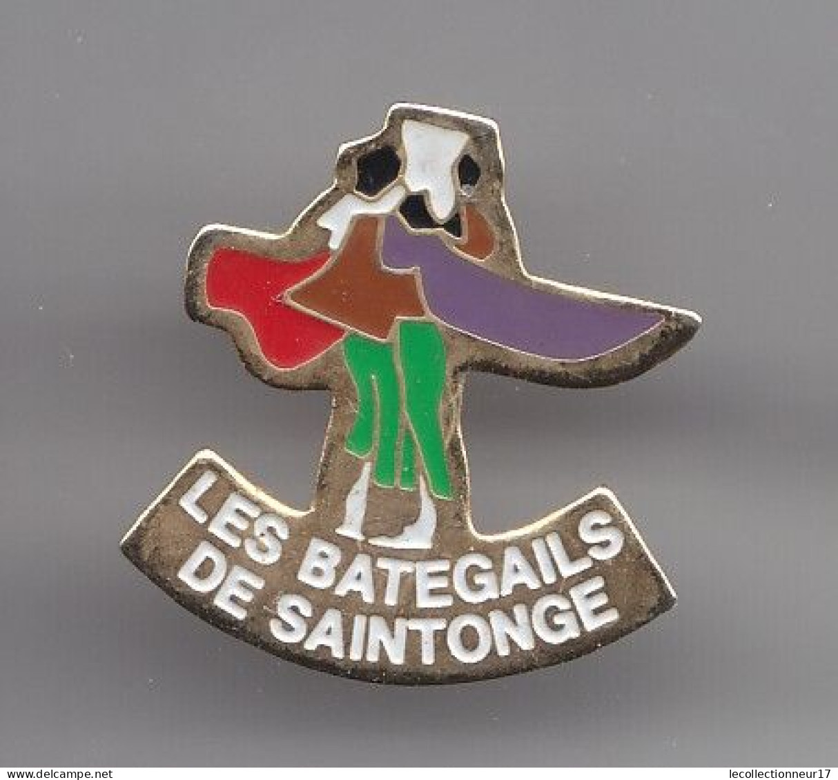 Pin's Groupe Folklorique Les Bategails De Saintonge à Saint Romain De Benet En Charente Maritime Dpt 17  Réf 2617 - Cities
