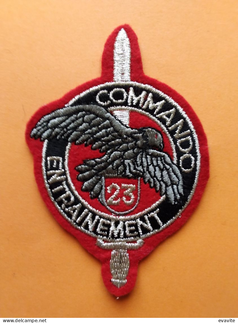 Ecusson Tissu  -    Militaria  COMMANDO ENTRAINEMENT R.I. 23 - Escudos En Tela
