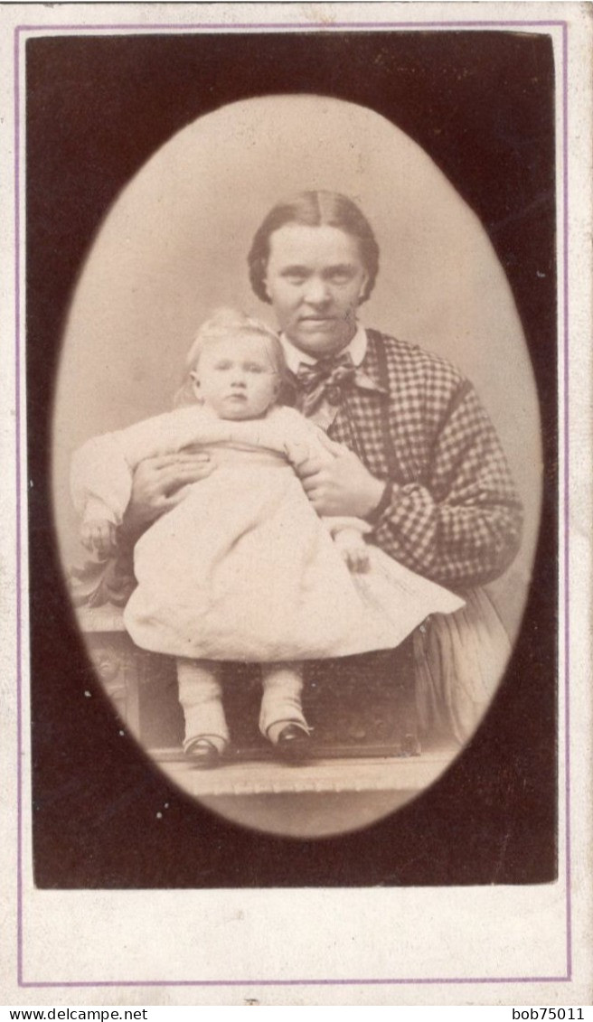 Photo CDV D'une Femme élégante Avec Sa Petite Fille Posant Dans Un Studio Photo - Antiche (ante 1900)