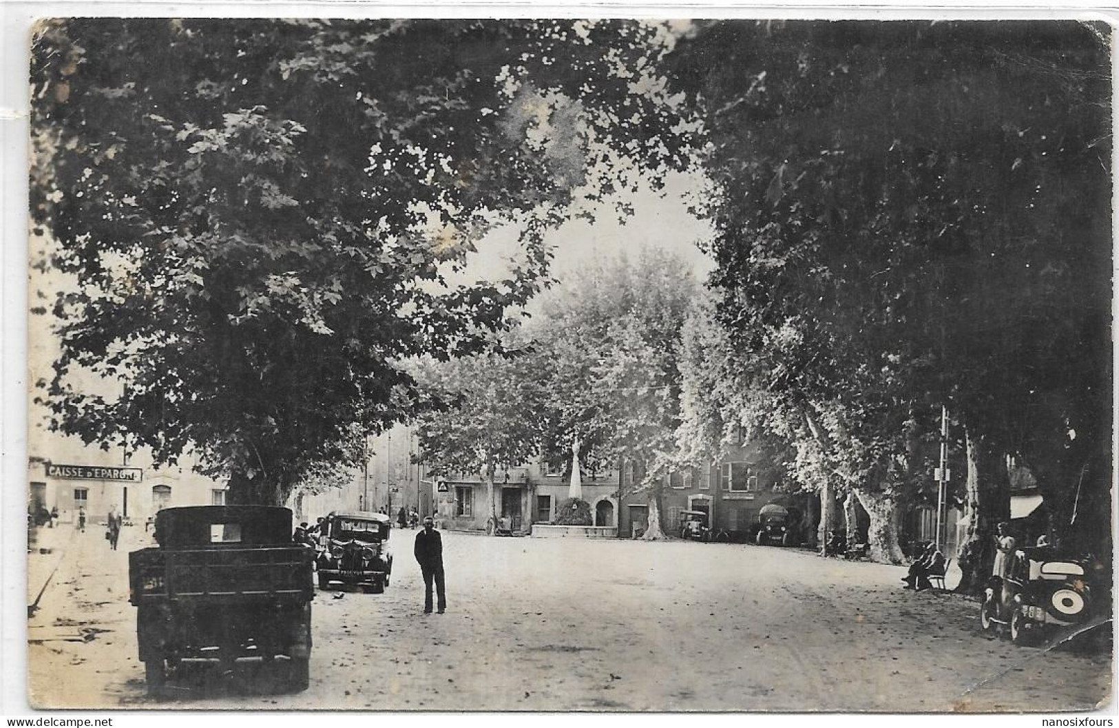 D 83.  CUERS..  PLACE CARNOT VOITURES - Cuers