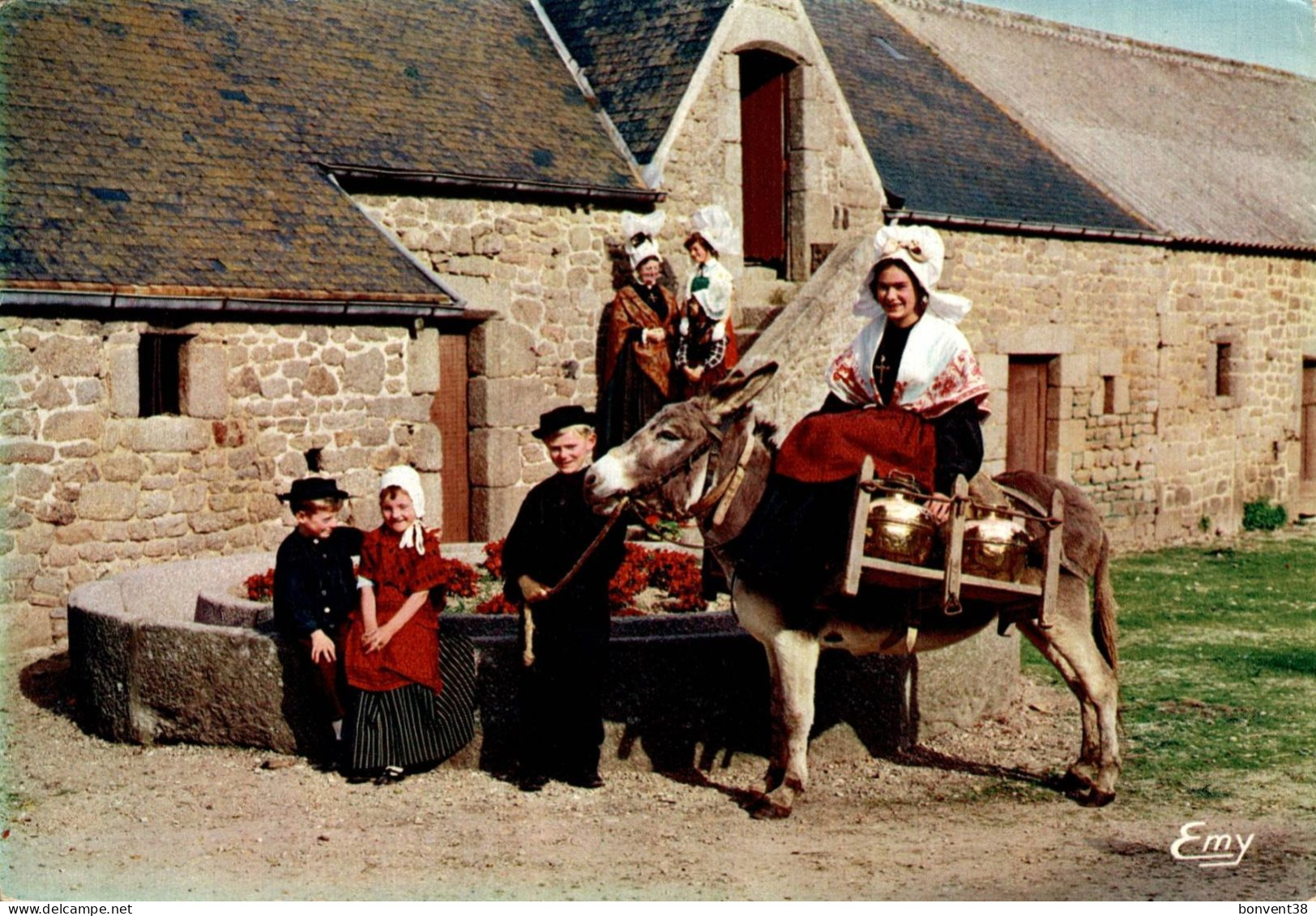 K0605 - La NORMANDIE - Auprès Du Tour à Pommes - Carte Semi Moderne - Basse-Normandie