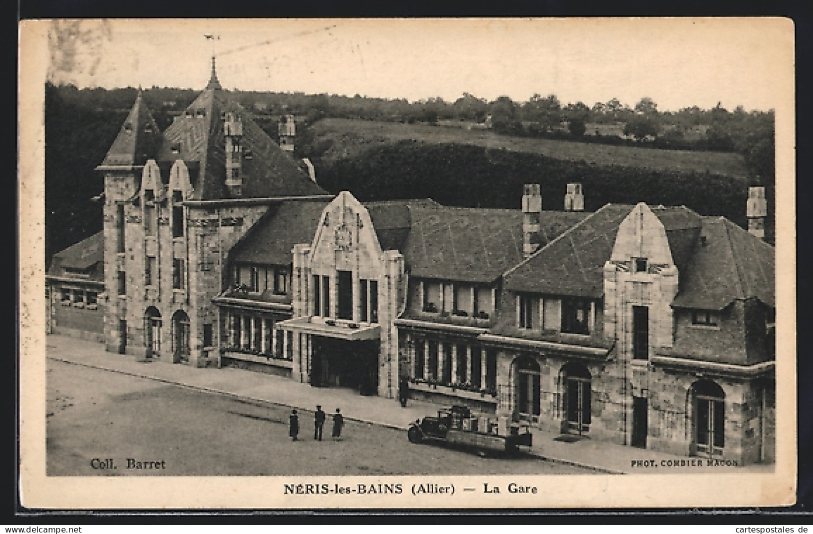 CPA Neris-les-Bains, La Gare, Le Bâtiment De La Gare Avec LKW  - Neris Les Bains