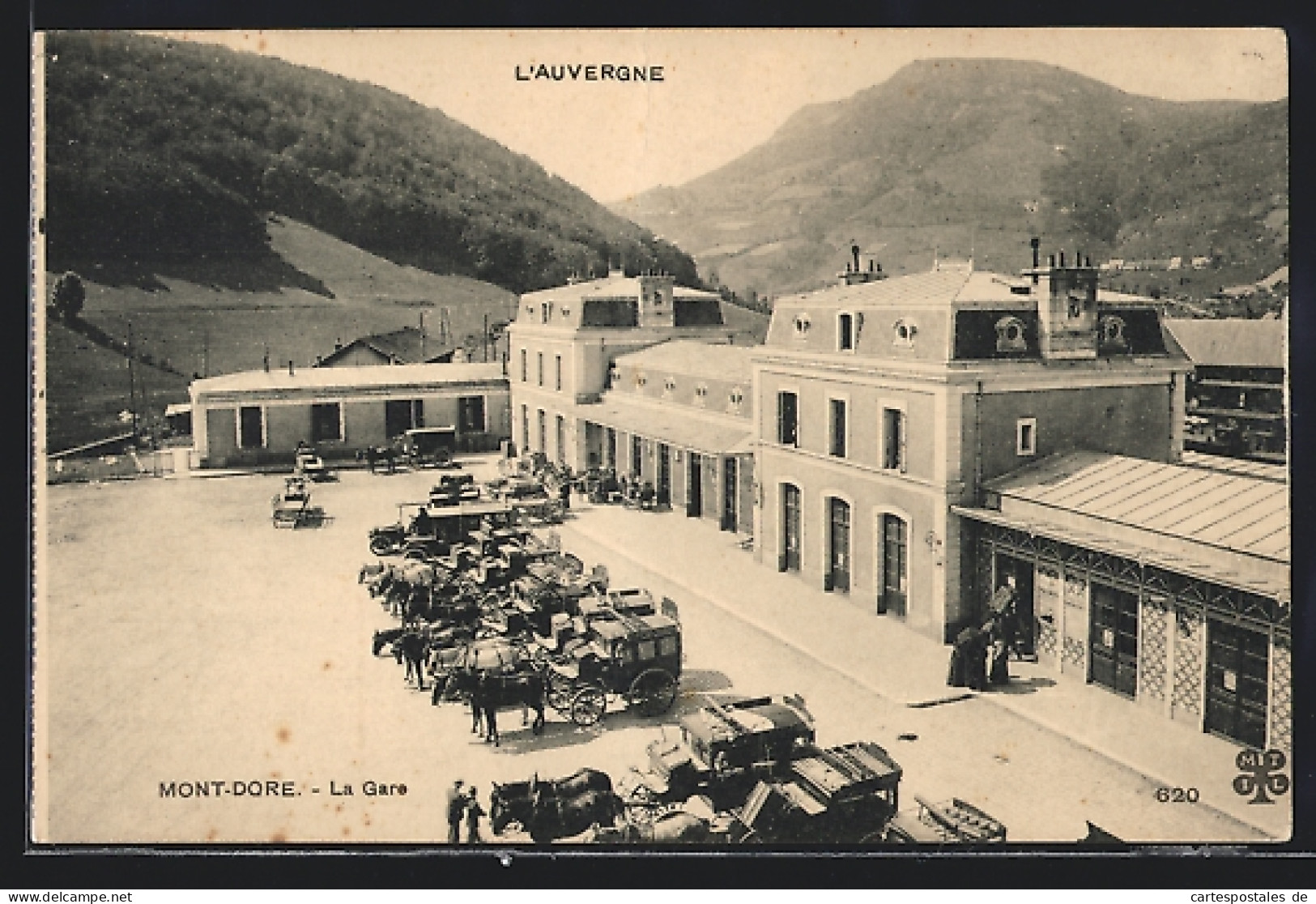 CPA Mont-Dore, La Gare, Attelages Vor Dem La Gare  - Le Mont Dore