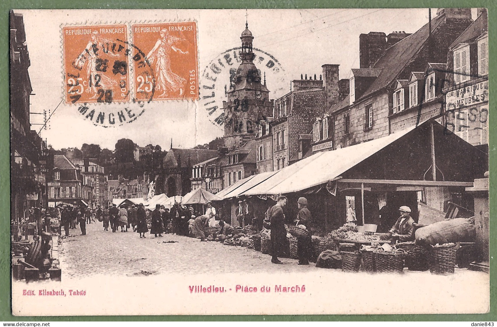 CPA Vue Peu Courante -  MANCHE - VILLEDIEU - PLACE DU MARCHÉ - Animation, Jour De Marché - Villedieu