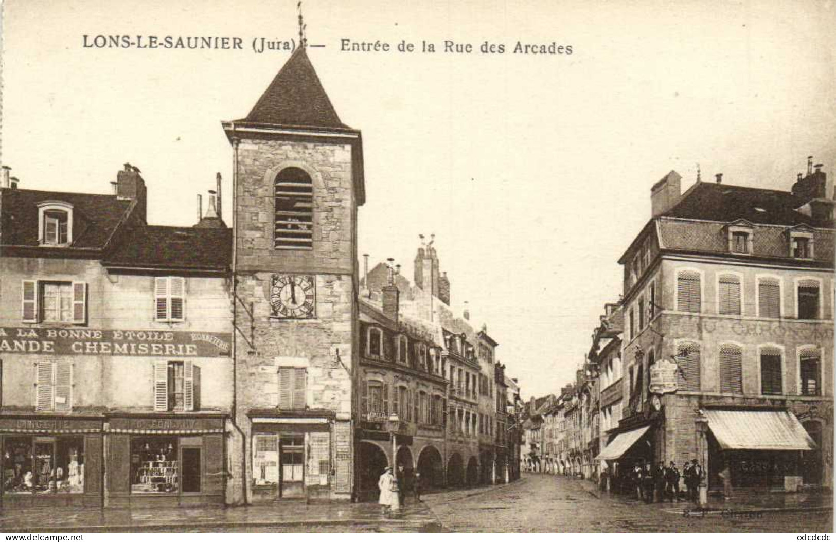 LONS LE SAUNIER Entrée De La Rue Des Arcades Animée Commerces  RV - Lons Le Saunier