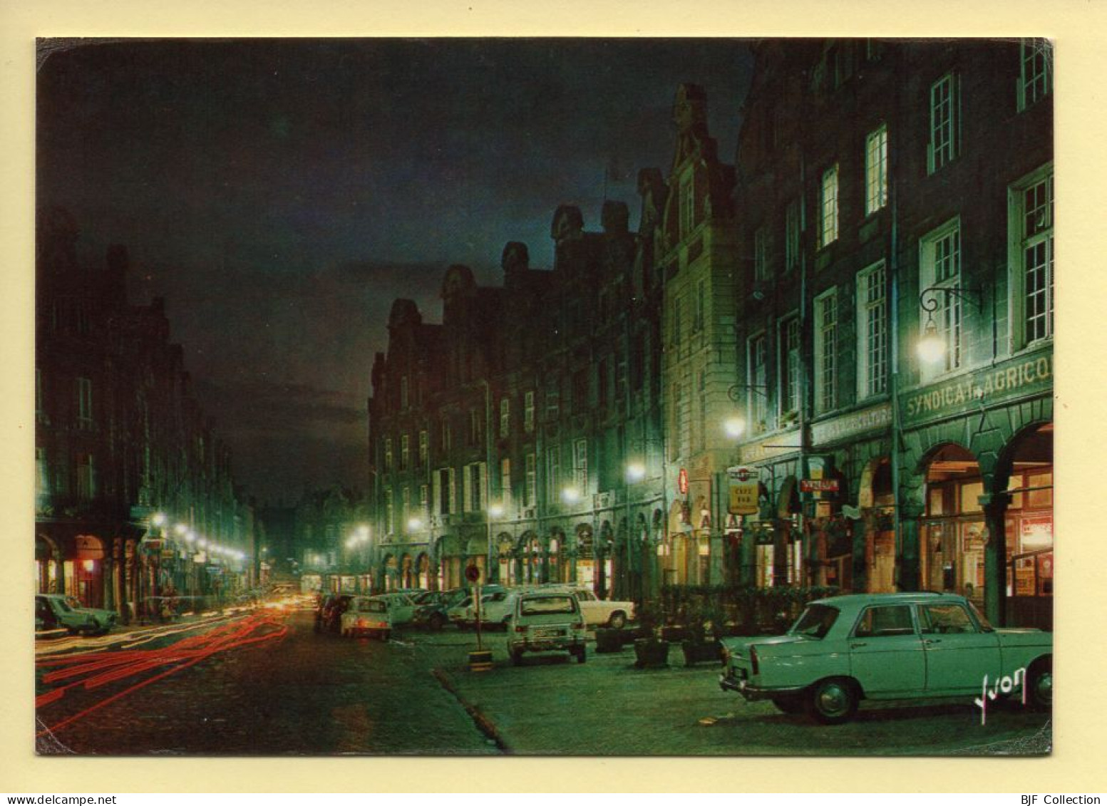 62. ARRAS – Grande-Place Et Rue De La Taillerie La Nuit / Vieilles Voitures (voir Scan Recto/verso) - Arras