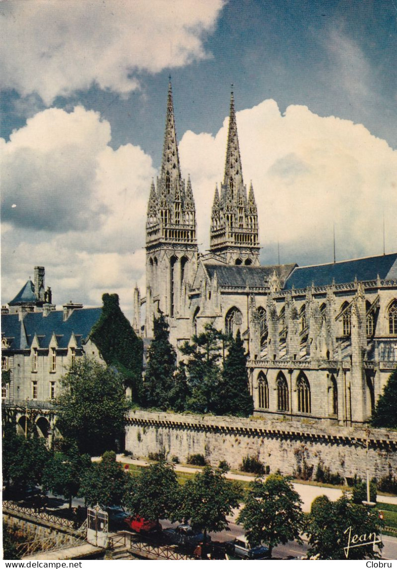 29, Quimper, La Cathédrale Et Les Remparts - Quimper