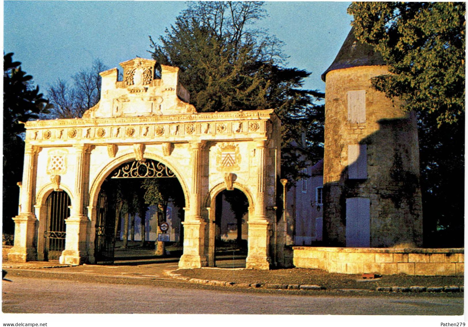 CPM FRANCE 17 CHARENTE-MARITIME SURGERES - Porte Rennaissance Et Tour Du XIIème S. - Surgères