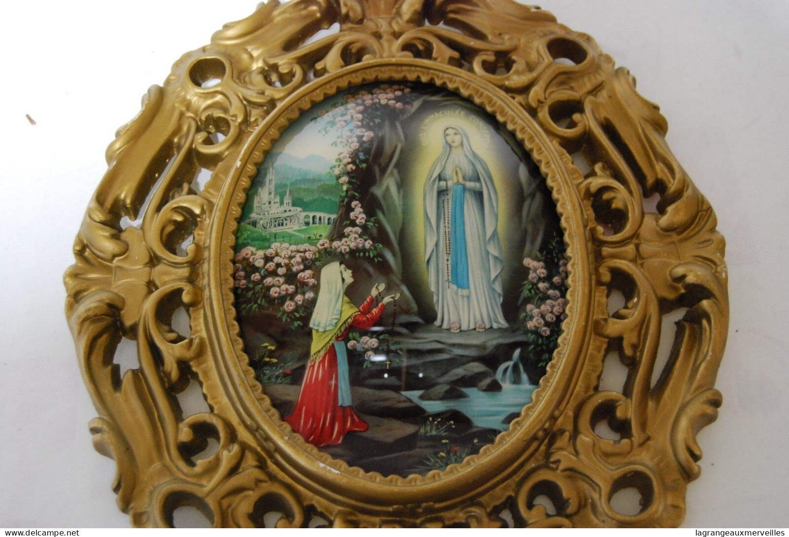 E1 Souvenir De Lourdes - Vitre Bombée - La Vierge Marie - Souvenirs