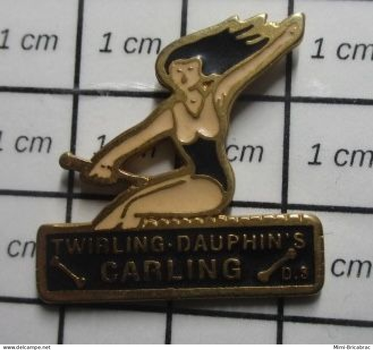 1015A Pin's Pins / Beau Et Rare / ASSOCIATIONS / MAJORETTE TWIRLING  DAUPHIN'S CARLING - Vereinswesen