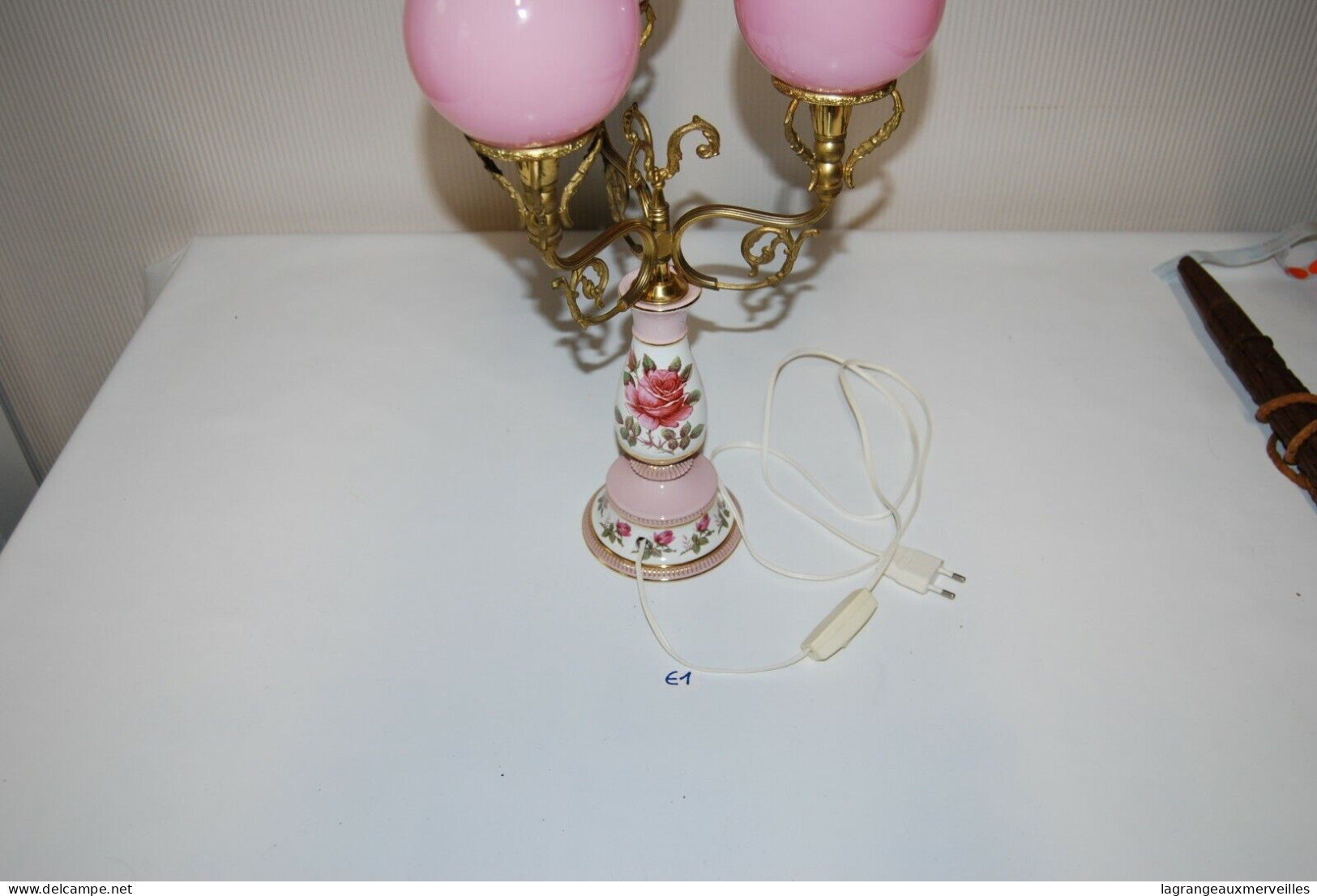 E1 Ancienne Lampe - Art Deco - Boule Rose - Pieds Décorés - Leuchten & Kronleuchter