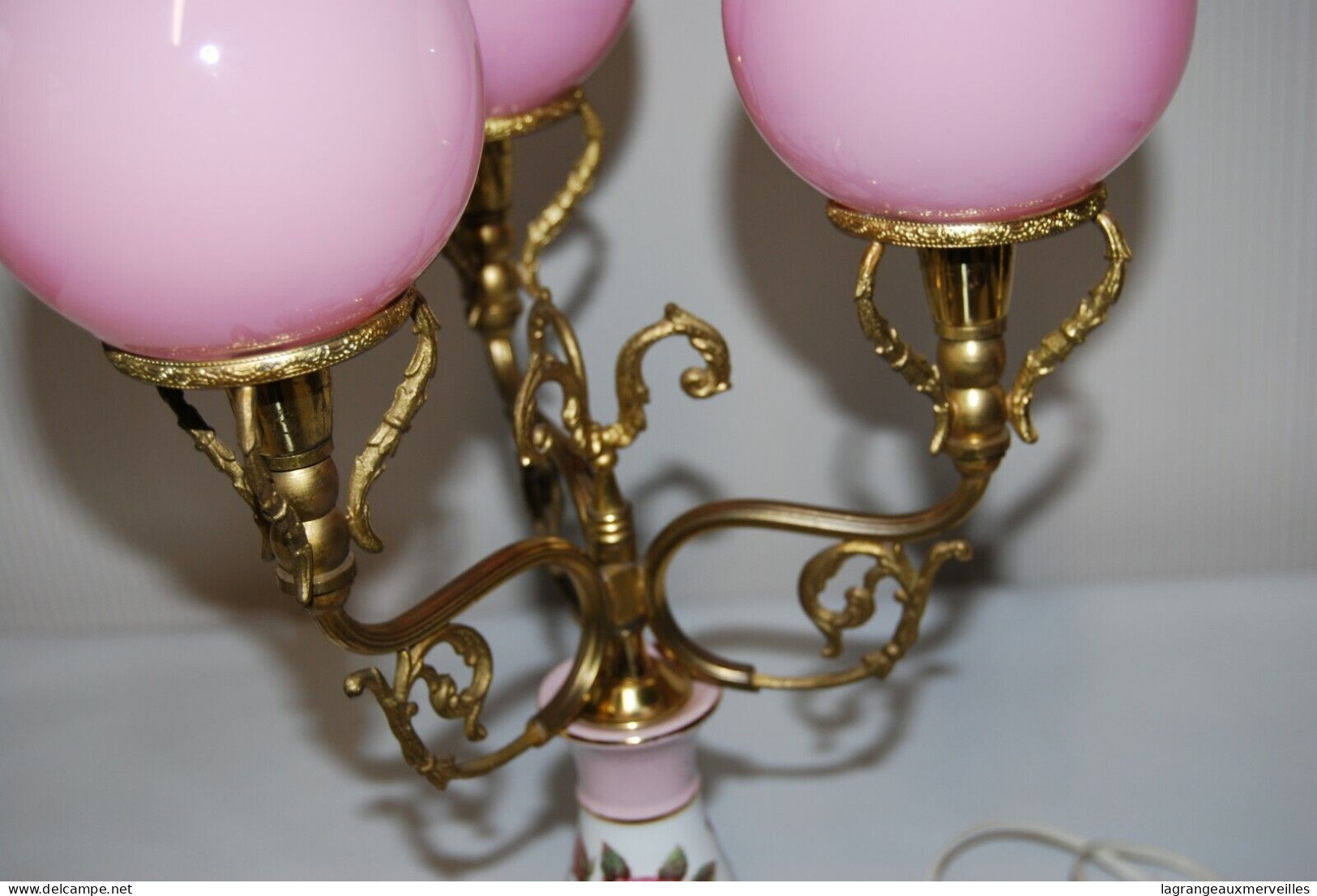 E1 Ancienne Lampe - Art Deco - Boule Rose - Pieds Décorés - Luminarie E Lampadari