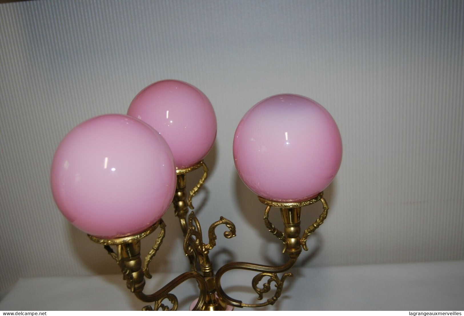 E1 Ancienne Lampe - Art Deco - Boule Rose - Pieds Décorés - Lámparas Y Arañas