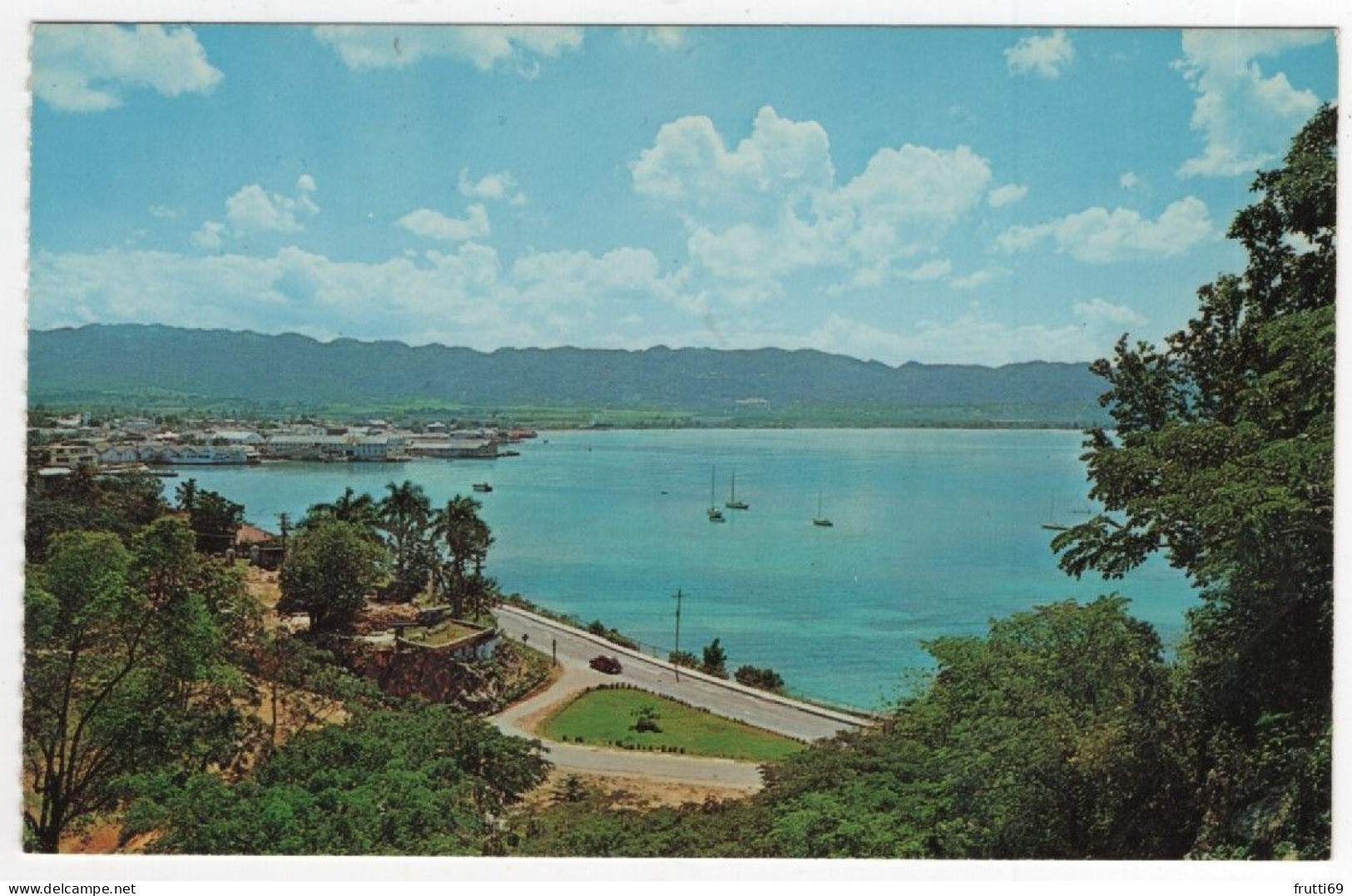 AK 210340 JAMAICA - Overlooking Montego Bay - Jamaïque