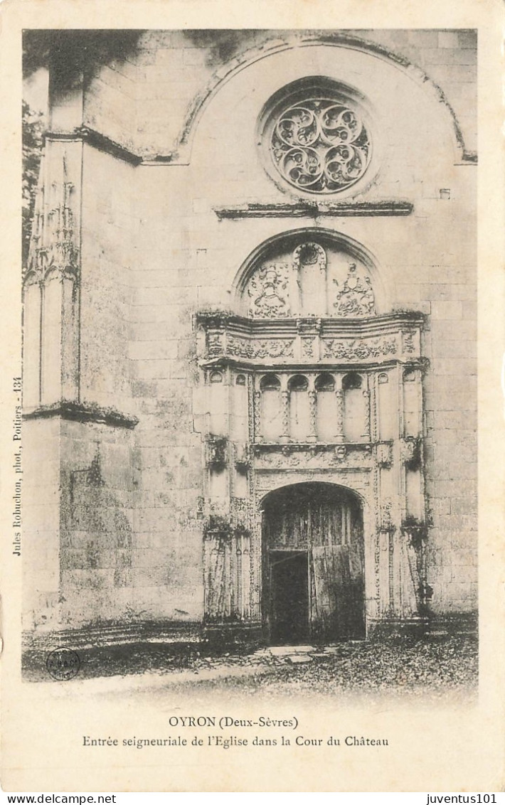 CPA Oyron - Entrée Seigneuriale De L'église Dans La Cour Du Chateau         L2903 - Autres & Non Classés