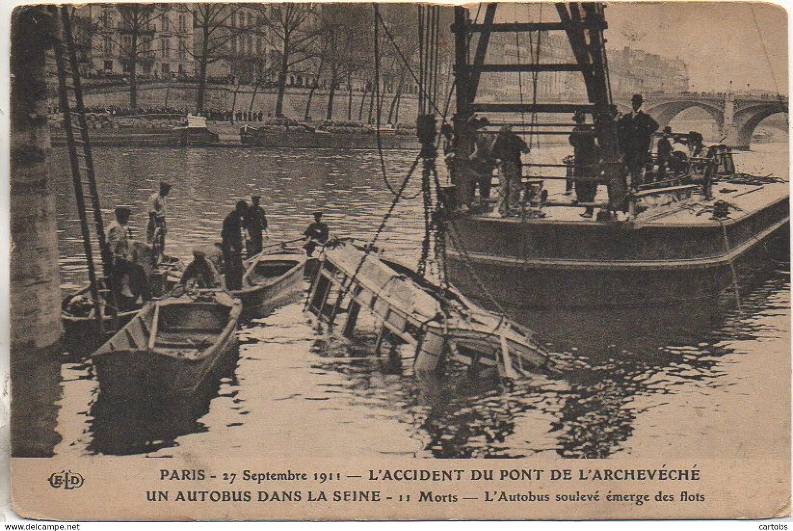 75 PARIS  Accident Du Pont De L'Archevéché - Un Autobus Dans La Seine 11 Morts - L'autobus Soulevé émerge Des Flots - Public Transport (surface)