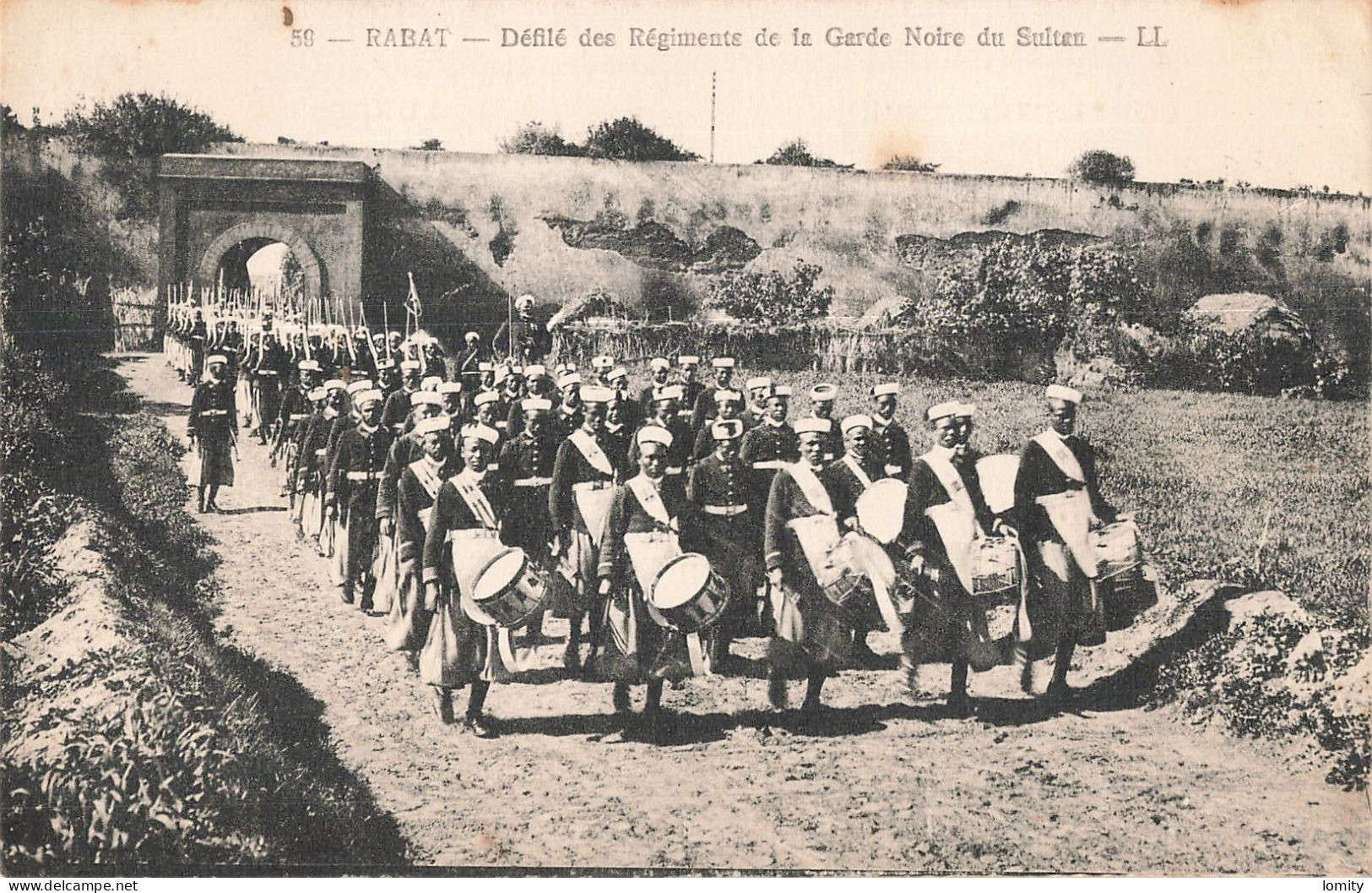 Maroc Rabat Défilé Des Régiments De La Garde Noire Du Sultan CPA Régiment Soldats Militaires Tambour Tambours - Rabat