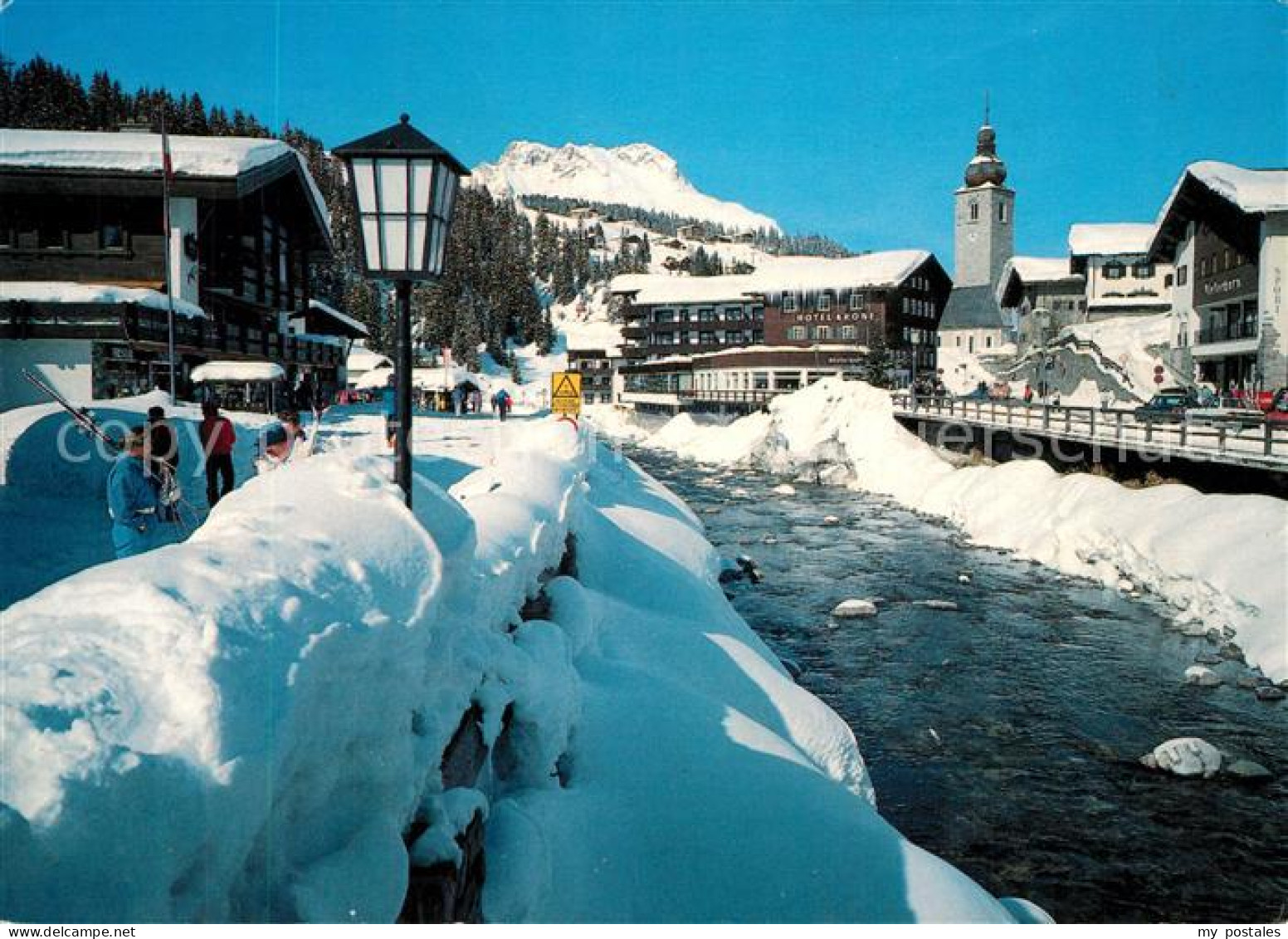 73310768 Lech Vorarlberg Partie Am Fluss Im Winter Kirche Blick Gegen Karhorn Al - Sonstige & Ohne Zuordnung