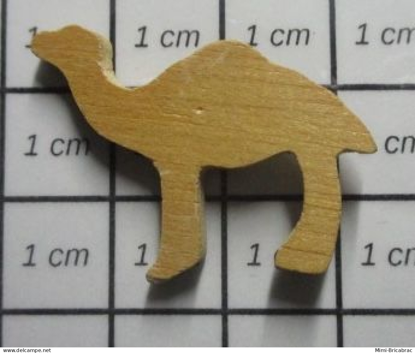 2022 Pin's Pins / Beau Et Rare / ANIMAUX / CHAMEAU EN VERITABLE BOIS D'ARBRE - Tiere