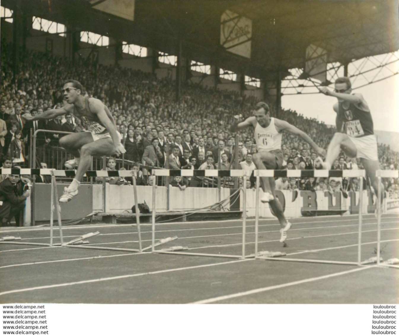 ATHLETISME FRANCE - RUSSIE A COLOMBES 09/1963 LA FRANCE GAGNE LE 400M HAIES PHOTO KEYSTONE FORMAT 24 X 18 CM - Sport