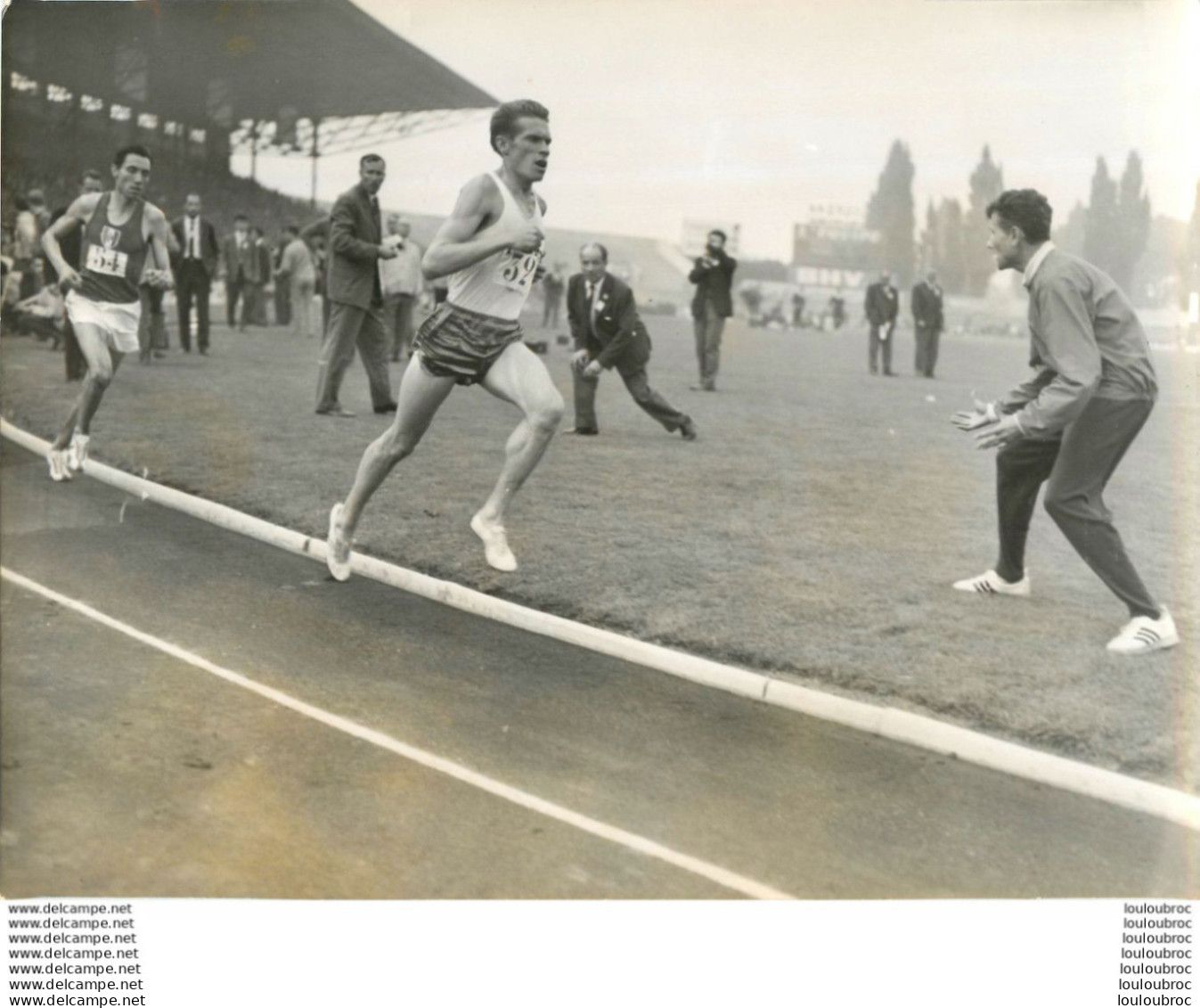 ATHLETISME FRANCE - RUSSIE  COLOMBES 1963 LE RUSSE TIURINE VAINQUEUR ET MICHEL BERNARD PHOTO KEYSTONE FORMAT 24 X 18 CM - Sports