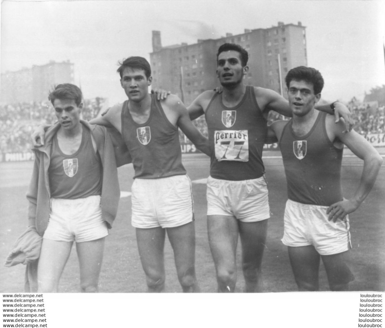 ATHLETISME FRANCE RUSSIE 1963 FRANCAIS VAINQUEURS DU 4 X 400 METRES PHOTO KEYSTONE 24 X 18 CM - Deportes