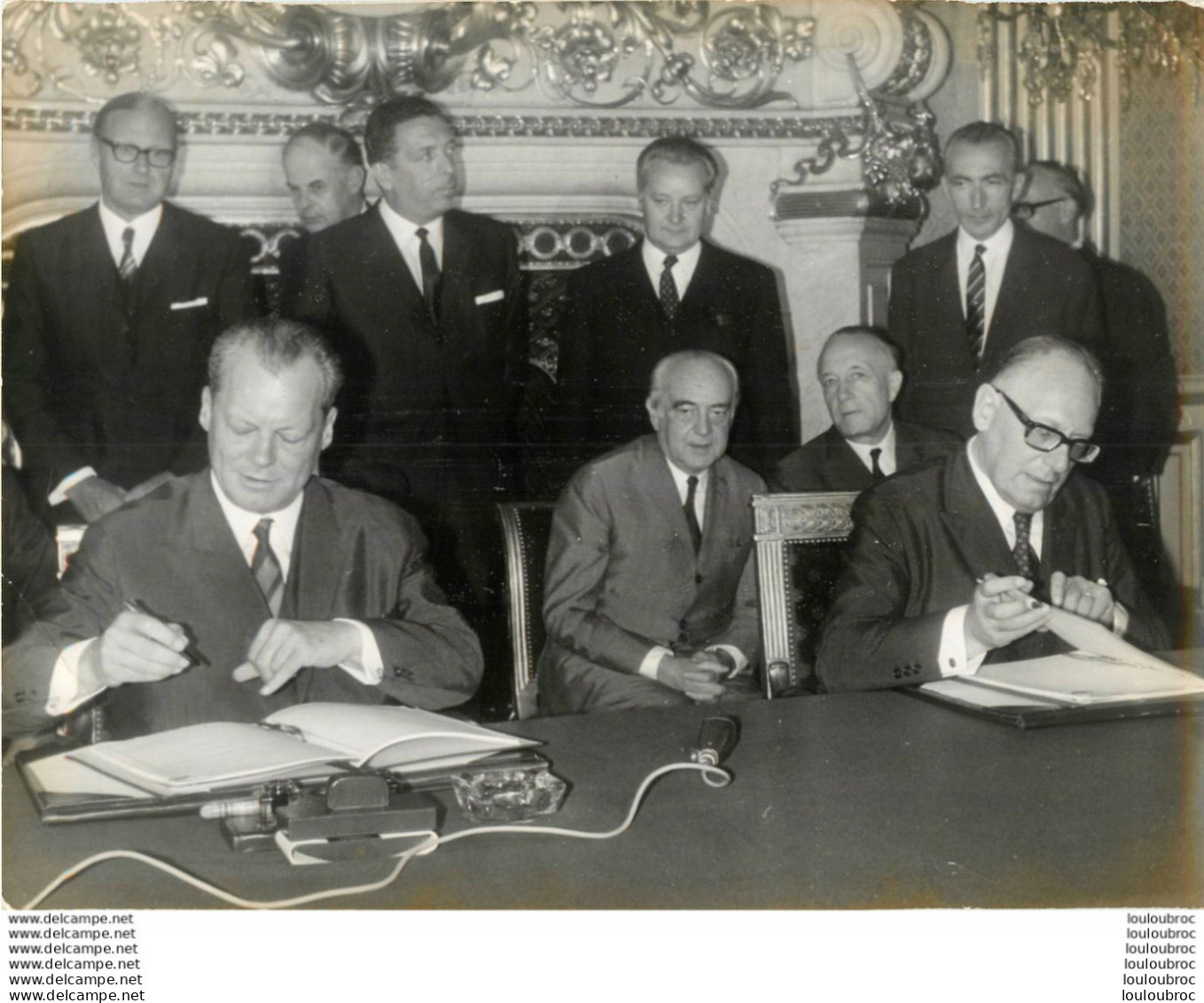 WILLY BRANDT  ET MAURICE SCHUMANN  A PARIS 07/1969  PHOTO KEYSTONE 24 X 18 CM - Célébrités