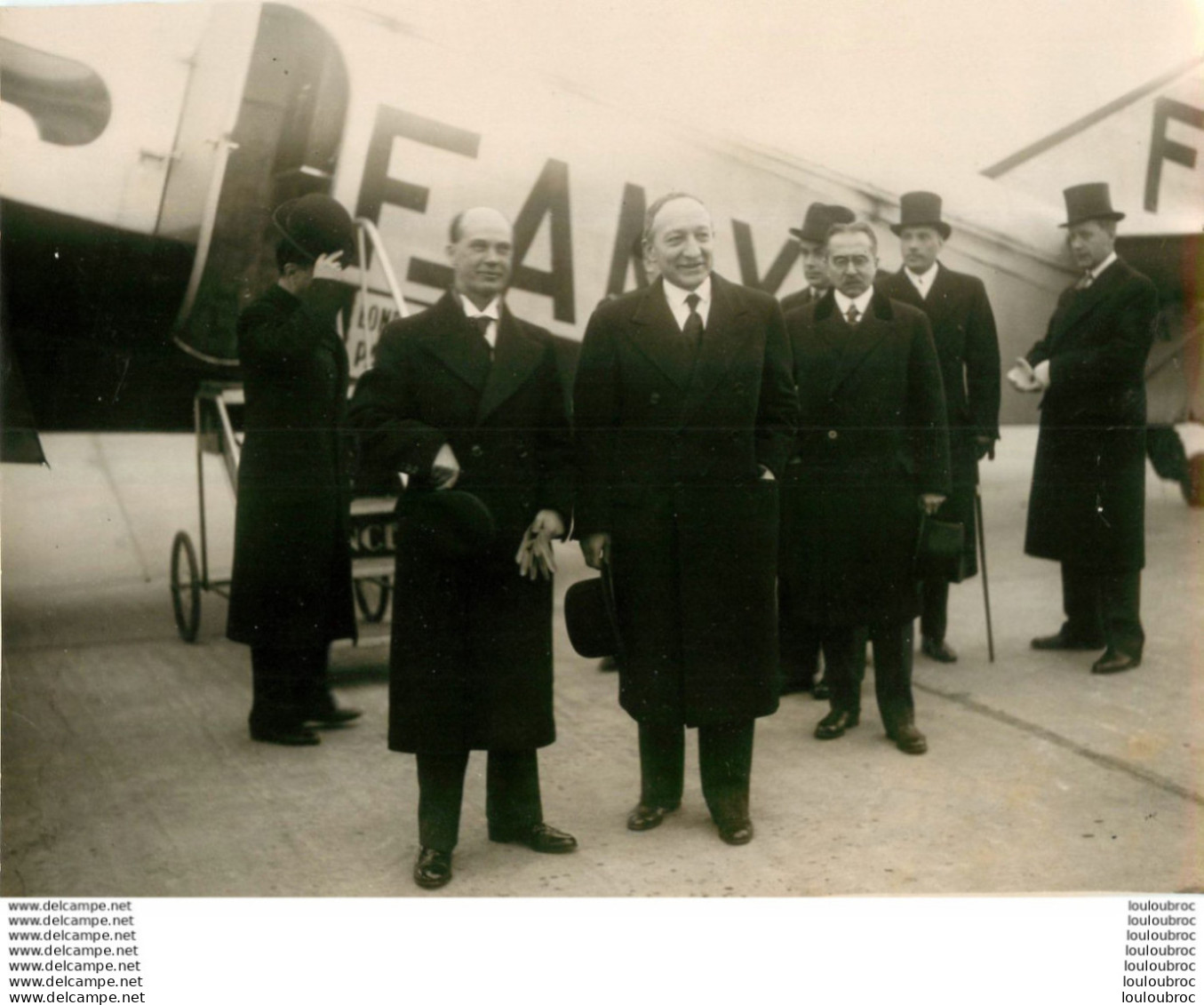 SANDLER MINISTRE DES AFFAIRES ETRANGERES DE SUEDE ARRIVE AU BOURGET ACCUEILLI PAR Y. DELBOS PHOTO KEYSTONE 24X18 CM - Beroemde Personen