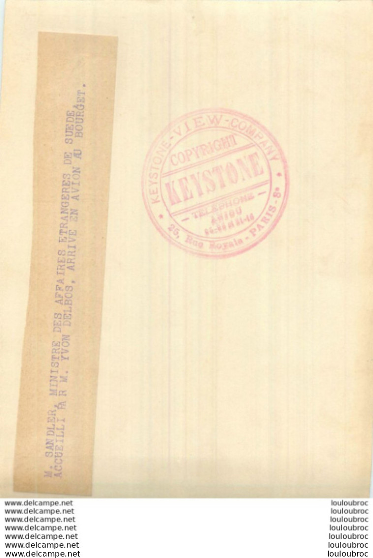 SANDLER MINISTRE DES AFFAIRES ETRANGERES DE SUEDE ARRIVE AU BOURGET ACCUEILLI PAR Y. DELBOS PHOTO KEYSTONE 24X18 CM - Personalità