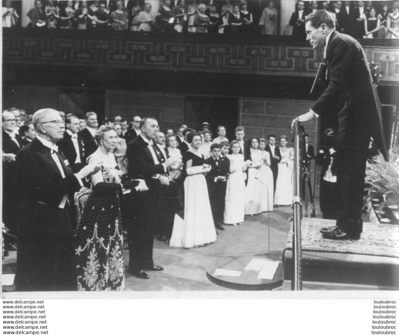 PRIX NOBEL DE MEDECINE 1965 JACQUES MONOD DEVANT  LE ROI GUSTAV-ADOLF DE SUEDE PHOTO KEYSTONE  24 X 18 CM - Célébrités