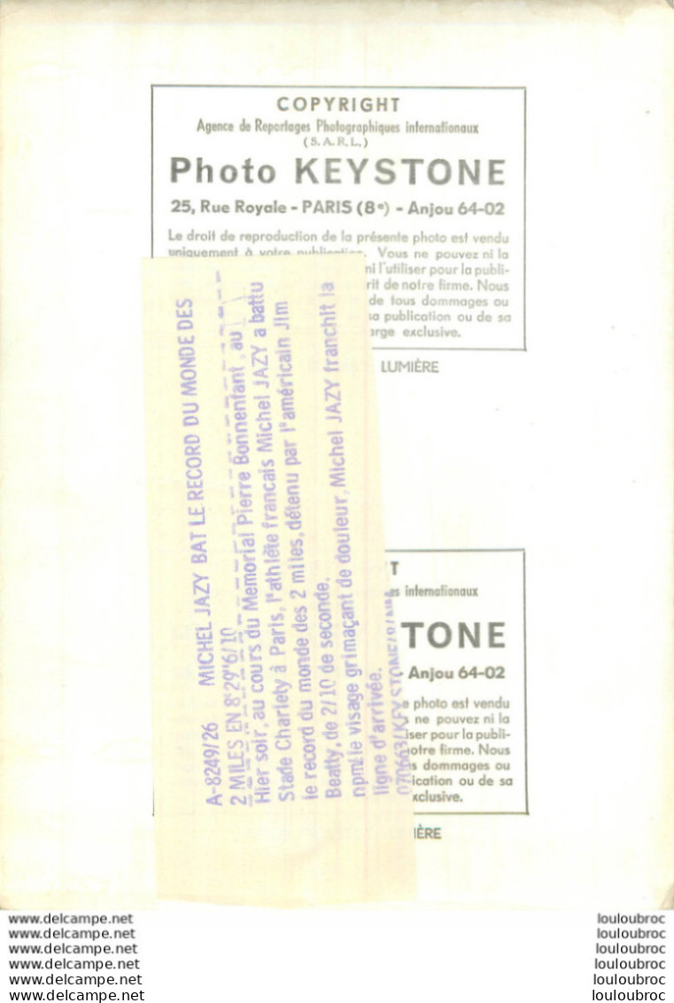 MICHEL JAZY BAT LE RECORD DU MONDE DES 2 MILES 06/1963 PHOTO KEYSTONE FORMAT 24 X 18 CM - Sporten