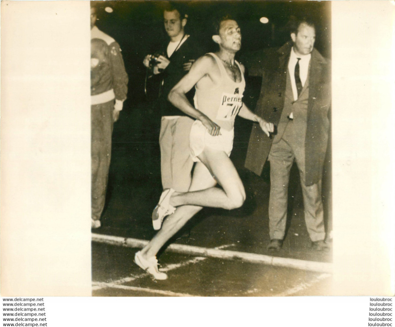 MICHEL JAZY BAT LE RECORD DU MONDE DES 2 MILES 06/1963 PHOTO KEYSTONE FORMAT 24 X 18 CM - Sporten