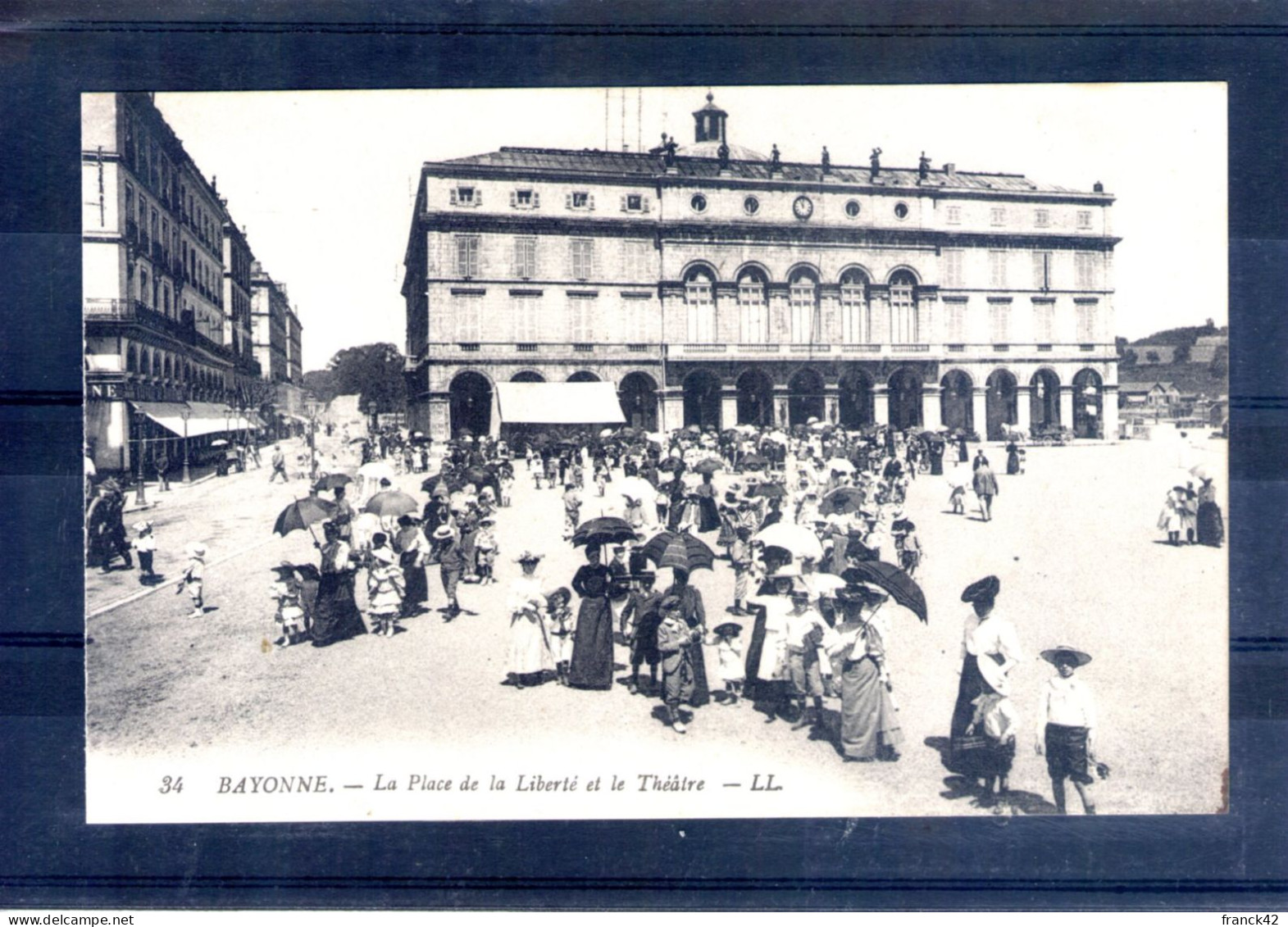 64. Bayonne. La Place De La Liberté Et Le Théâtre - Bayonne