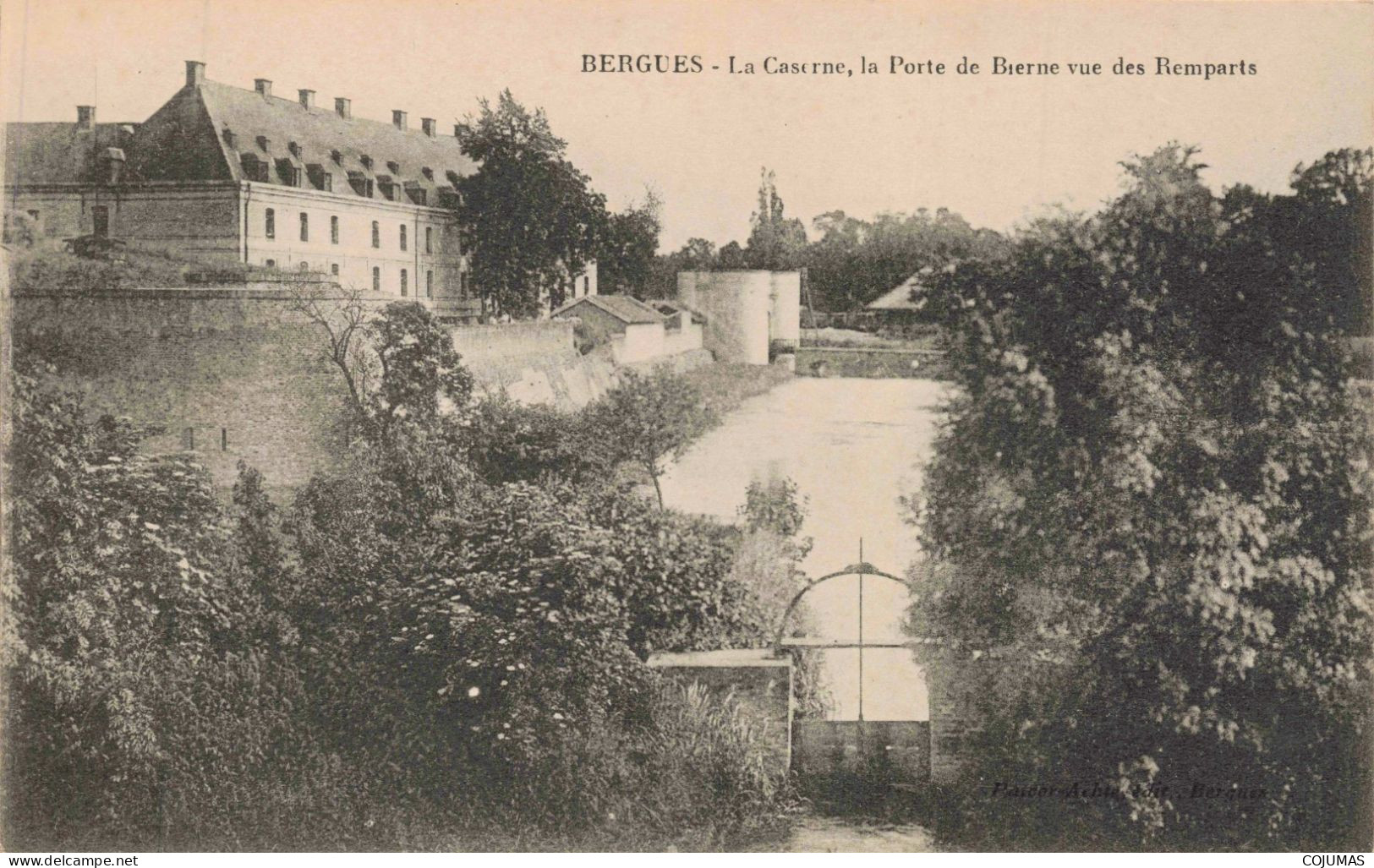 59 - BERGUES _S28654_ La Caserne La Porte De Bierne Vue Des Remparts - Bergues