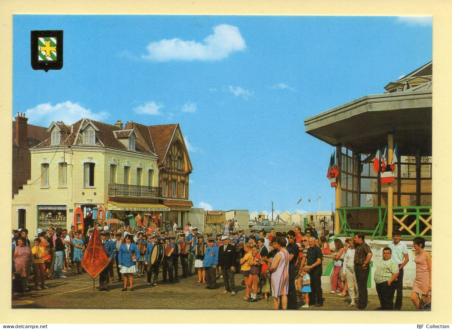 80. CAYEUX-SUR-MER – Place De L'Amiral Courbet / Majorettes / Blason (animée) (voir Scan Recto/verso) - Cayeux Sur Mer