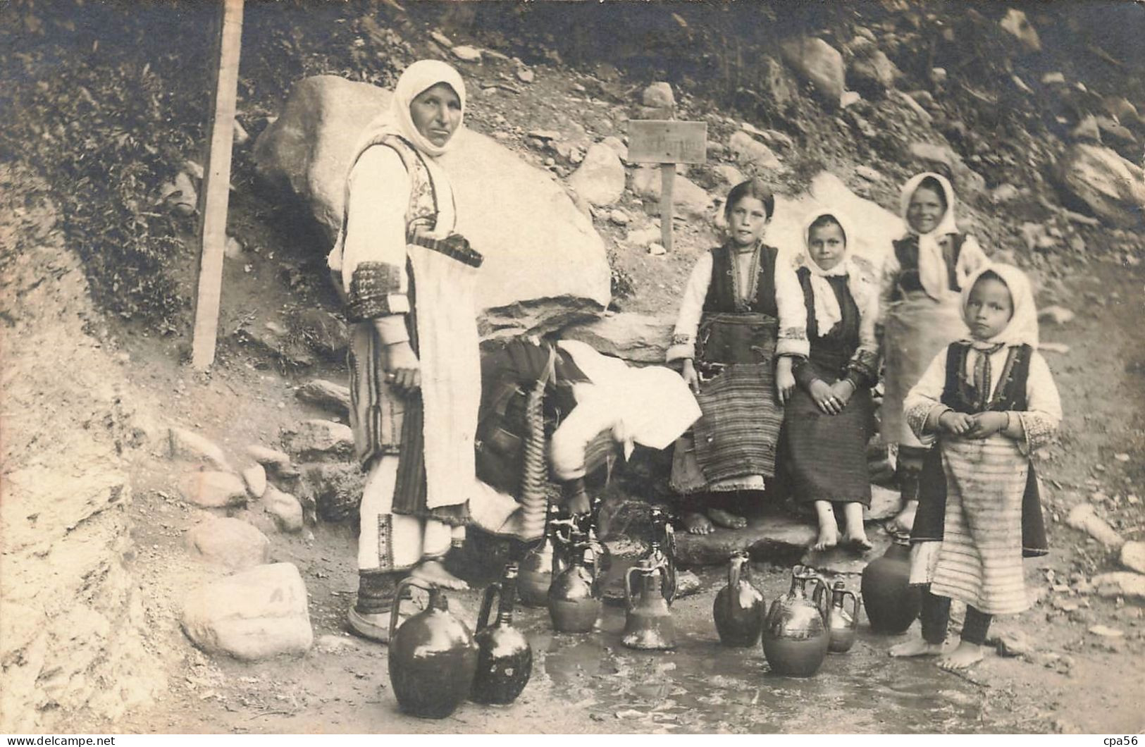 CARTE PHOTO 1917 - MACEDONIA - Paysannes à La Corvée D'eau - Macédoine Du Nord