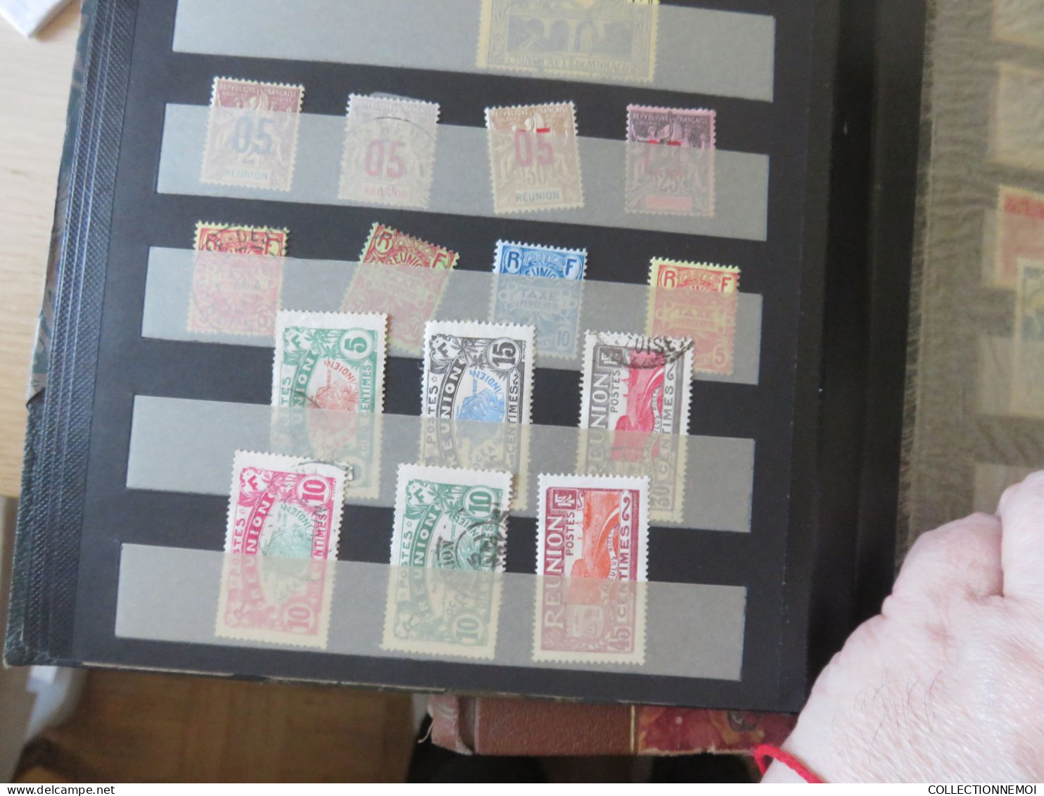 dans 4 classeurs des timbres collés ,,je montre tout ,,,,,,,,,,,,,,PRIX DERISOIRE ,,,,,,,,,,, timbres collés