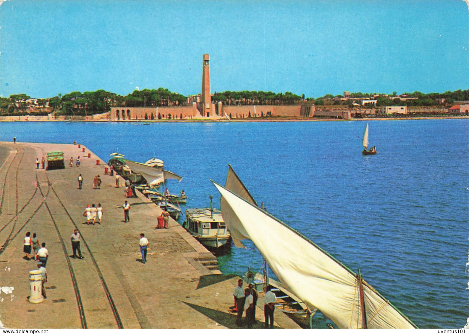 CPSM Brindisi - Monumento Nazionale Al Marinaio D'Italia    L2901 - Brindisi