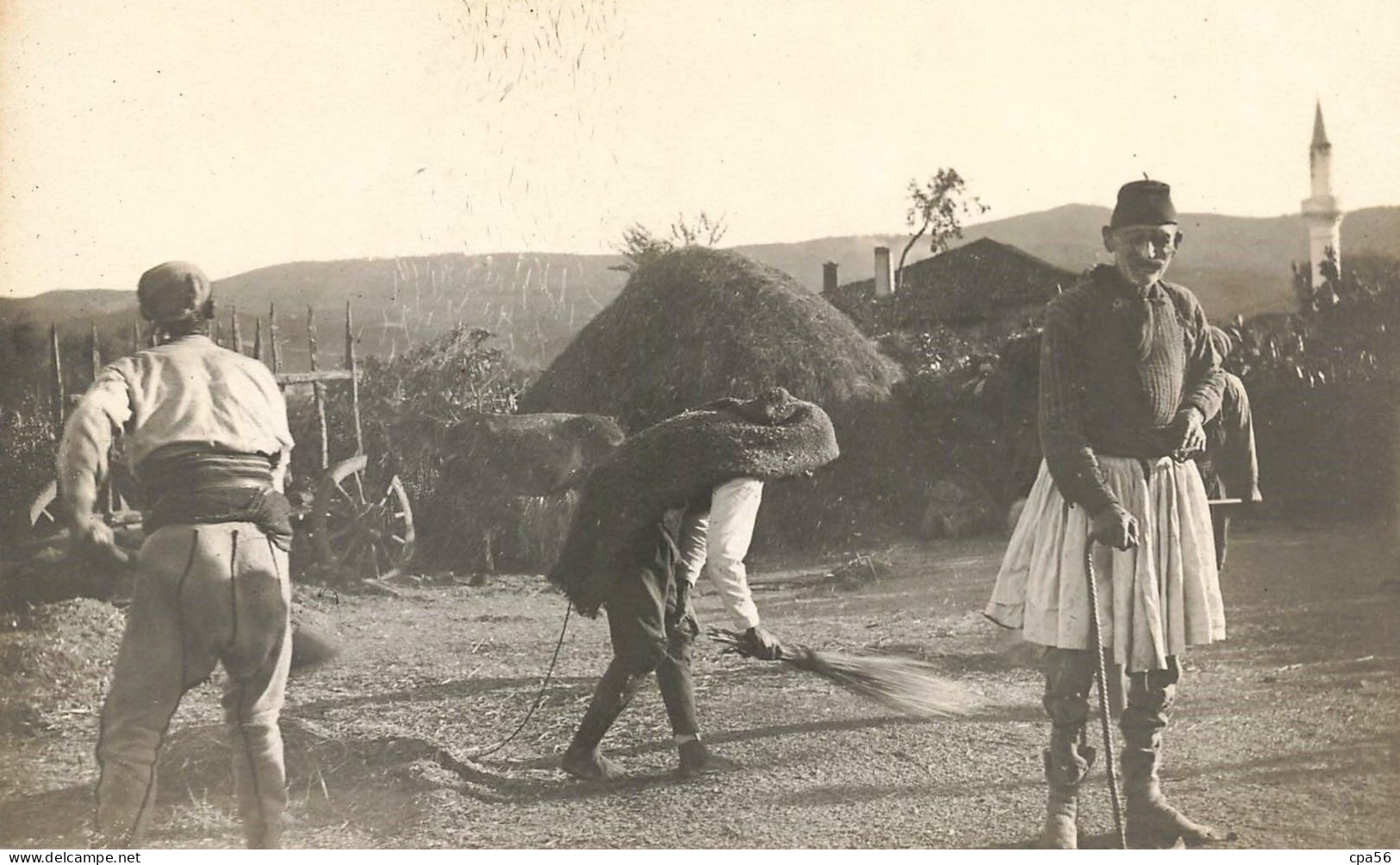 CARTE PHOTO 1917 - ALBANIA - PAYSANS Des Environs De POGRADEC -  AU TRAVAIL - Albanie