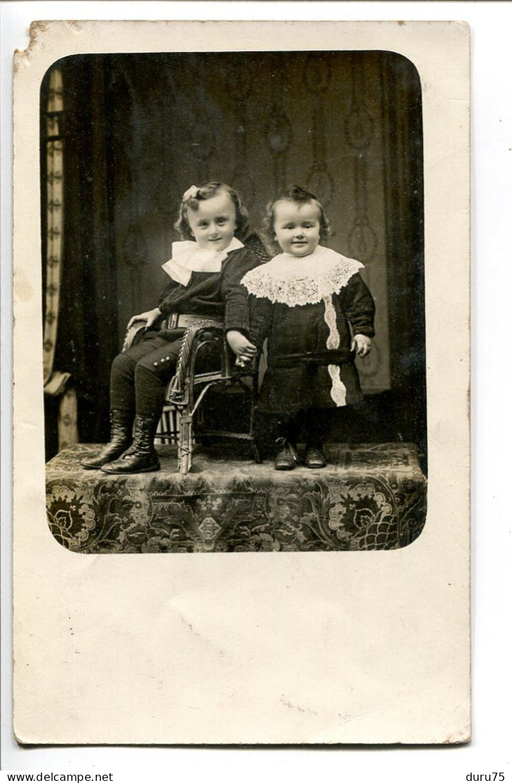 Photo Carte Datée 1915 Deux Jeunes Enfants (en Studio) Grand Col Châle En Dentelle Pour L'un L'autre Assis Sur Fauteuil - Portraits