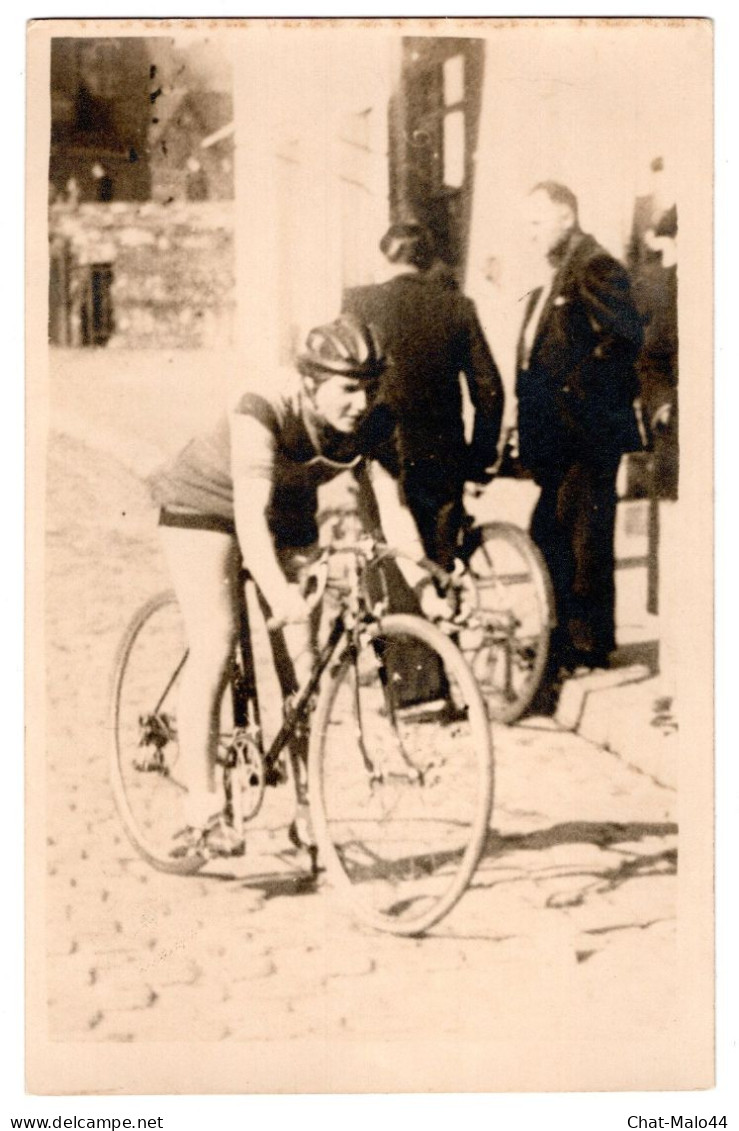 Photographie Noir Et Blanc D'un Jeune Cycliste Sur Son Vélo De Course. Photo Non Située Et Non Datée (années 50/60 ?) - Cycling